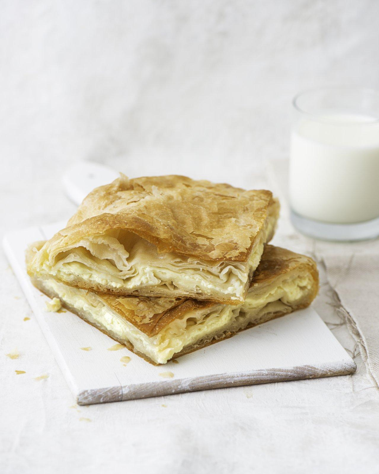 Burek s sirom in mleko